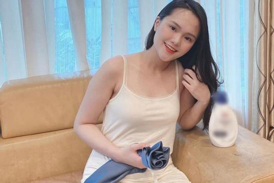 Quỳnh Anh đăng ảnh diện váy 2 dây gợi cảm, Duy Mạnh liền 'nói mát': 'Như gái chưa chồng'