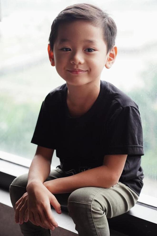 Gia đình Trà My Idol gây sốt với bức hình con ai người nấy dắt-7