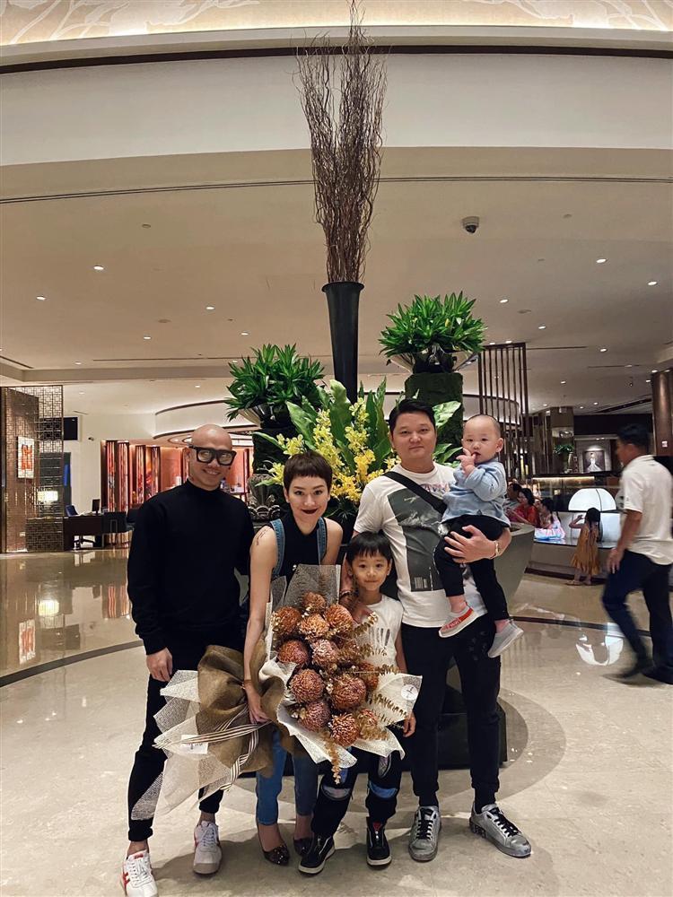 Gia đình Trà My Idol gây sốt với bức hình con ai người nấy dắt-2