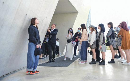 Thích thú hình ảnh hàng trăm người xếp hàng chờ được chú bảo vệ chụp ảnh hộ-1