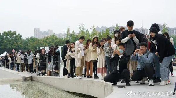 Thích thú hình ảnh hàng trăm người xếp hàng chờ được chú bảo vệ chụp ảnh hộ-3