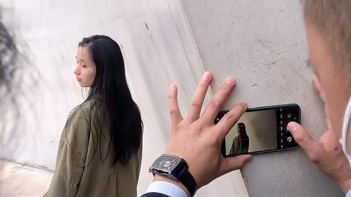 Thích thú hình ảnh hàng trăm người xếp hàng chờ được chú bảo vệ chụp ảnh hộ-4