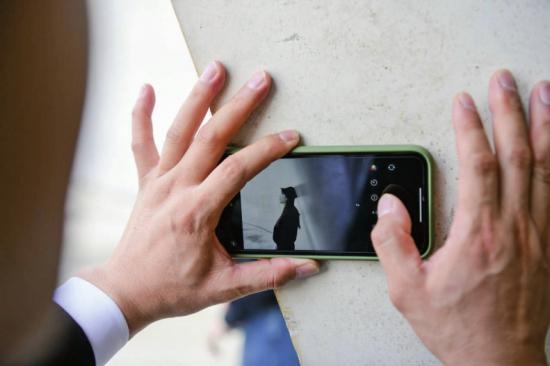 Thích thú hình ảnh hàng trăm người xếp hàng chờ được chú bảo vệ chụp ảnh hộ-5