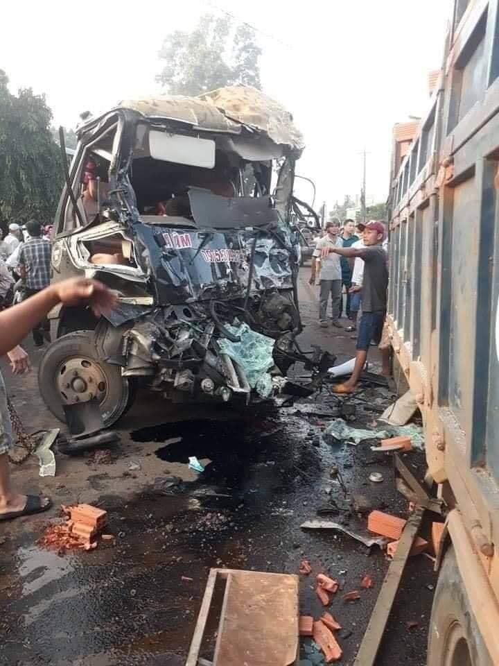 Kinh hoàng: Xe khách đấu đầu xe tải, 1 tài xế tử vong ở Đồng Nai-2