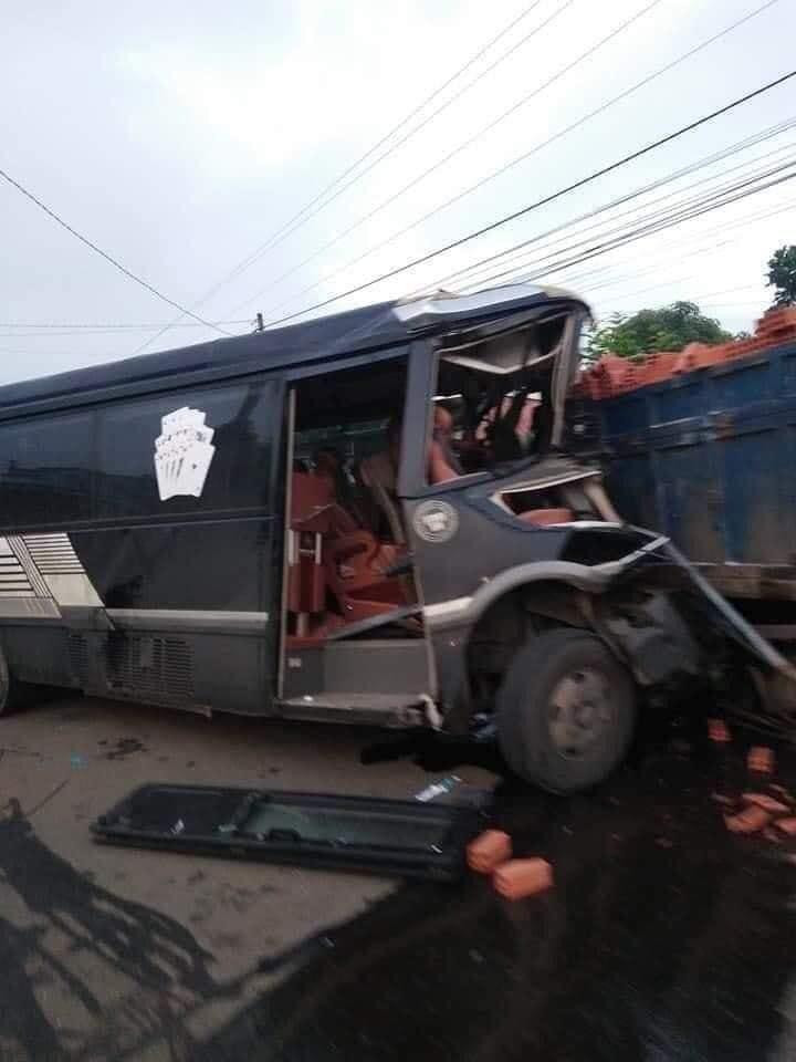 Kinh hoàng: Xe khách đấu đầu xe tải, 1 tài xế tử vong ở Đồng Nai-5