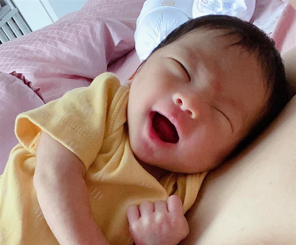 Con gái mới sinh của Pha Lê được NSND Lê Khanh chăm sóc-6