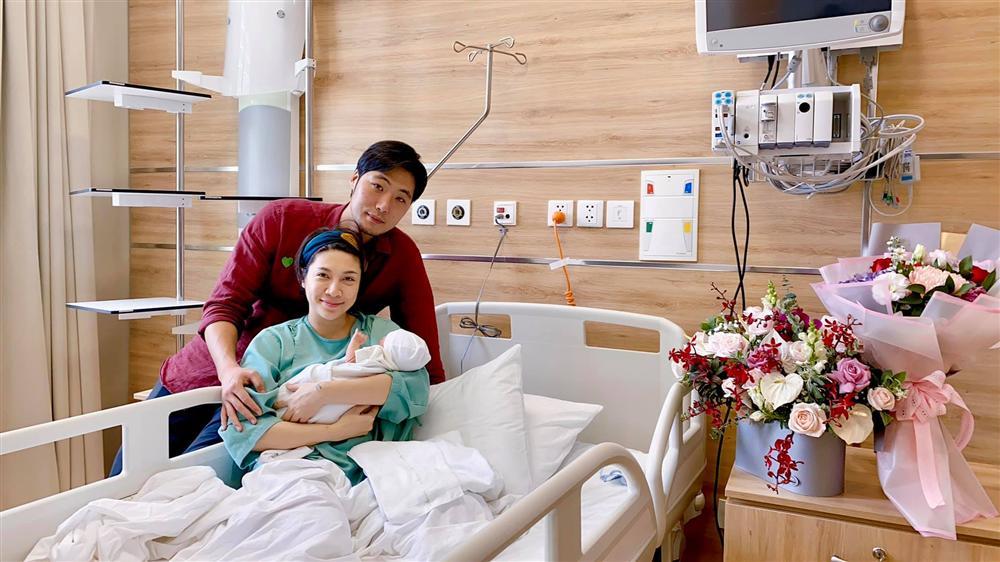 Con gái mới sinh của Pha Lê được NSND Lê Khanh chăm sóc-5