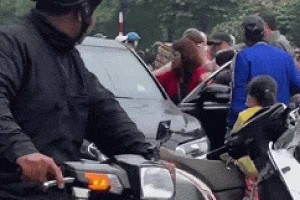 Clip: Tài xế ô tô bị 2 phụ nữ và 1 đàn ông đánh hội đồng giữa phố Hà Nội