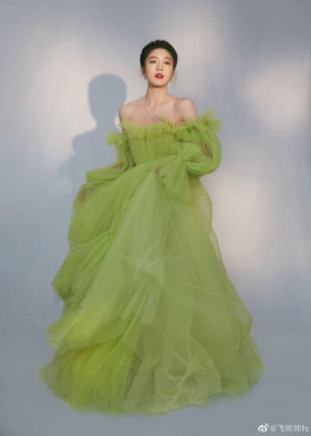 Cùng diện cây xanh nõn chuối nhưng Phạm Băng Băng đè bẹp đàn em kém 16 tuổi, đẳng cấp nhan sắc cân mọi tạo hình-1