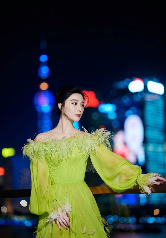 Cùng diện cây xanh nõn chuối nhưng Phạm Băng Băng đè bẹp đàn em kém 16 tuổi, đẳng cấp nhan sắc cân mọi tạo hình-3