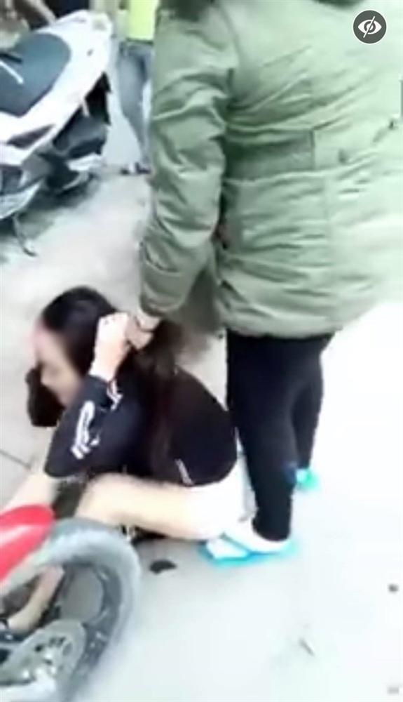 Tiểu tam bị đánh ghen lê lết xin chị vợ tha thứ, chồng đứng nhìn như... không liên quan-1