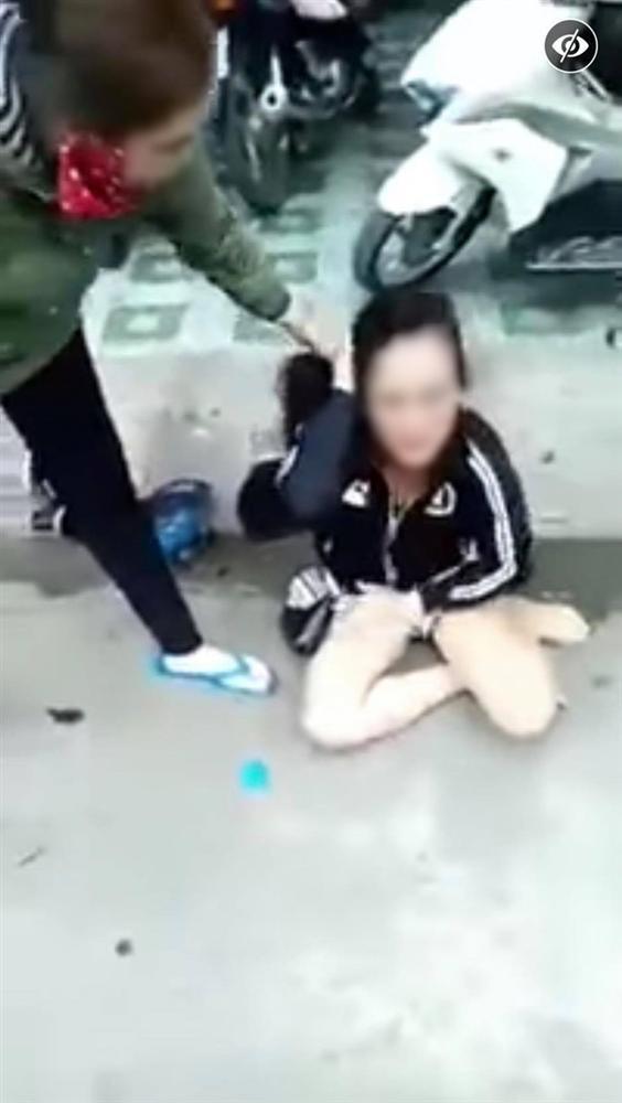 Tiểu tam bị đánh ghen lê lết xin chị vợ tha thứ, chồng đứng nhìn như... không liên quan-2