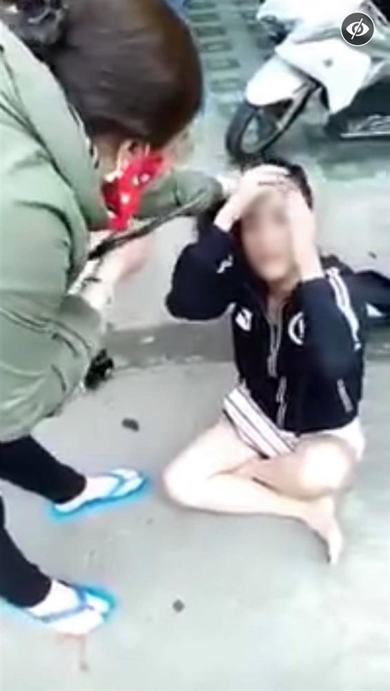 Tiểu tam bị đánh ghen lê lết xin chị vợ tha thứ, chồng đứng nhìn như... không liên quan-3