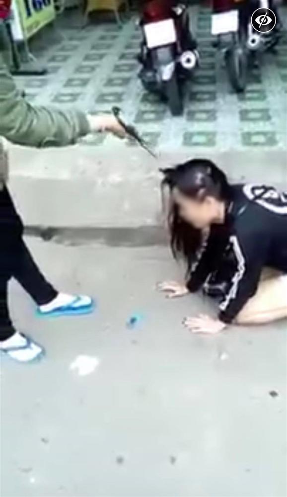 Tiểu tam bị đánh ghen lê lết xin chị vợ tha thứ, chồng đứng nhìn như... không liên quan-4