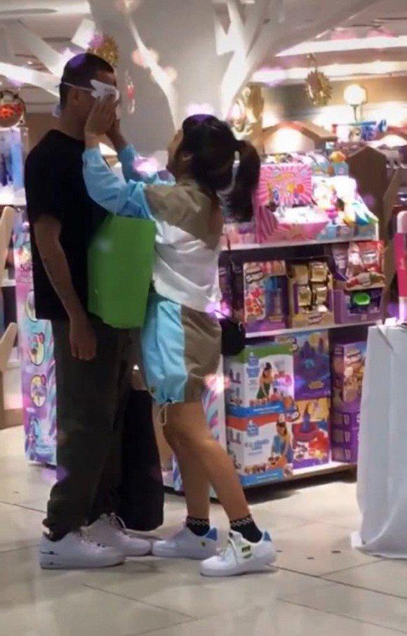 Ảnh hẹn hò của Wowy và bạn gái quản lý-1