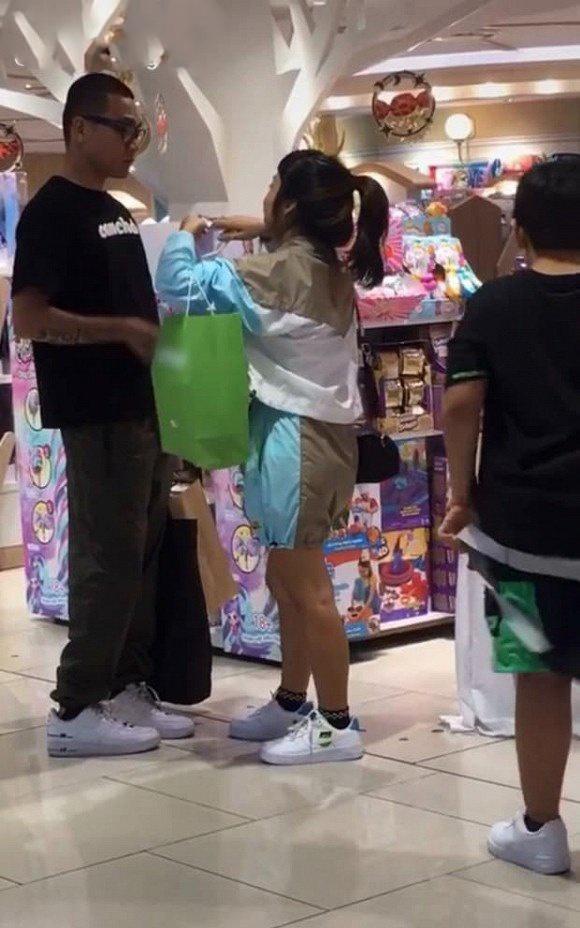 Ảnh hẹn hò của Wowy và bạn gái quản lý-2