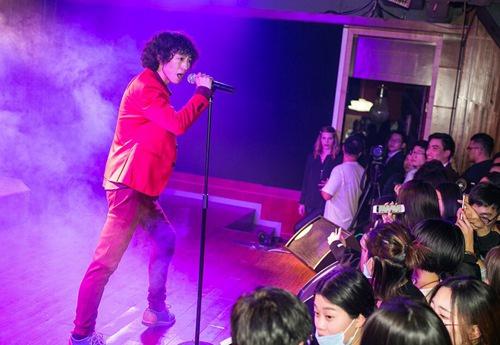 Cảnh Điềm được 100 vệ sĩ hộ tống và loạt sao Hoa ngữ bị chê lố bịch-10