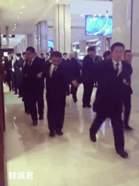 Cảnh Điềm được 100 vệ sĩ hộ tống và loạt sao Hoa ngữ bị chê lố bịch-7