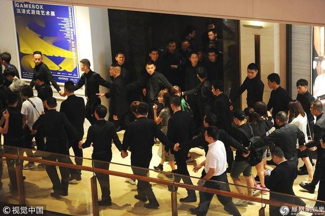 Cảnh Điềm được 100 vệ sĩ hộ tống và loạt sao Hoa ngữ bị chê lố bịch-9