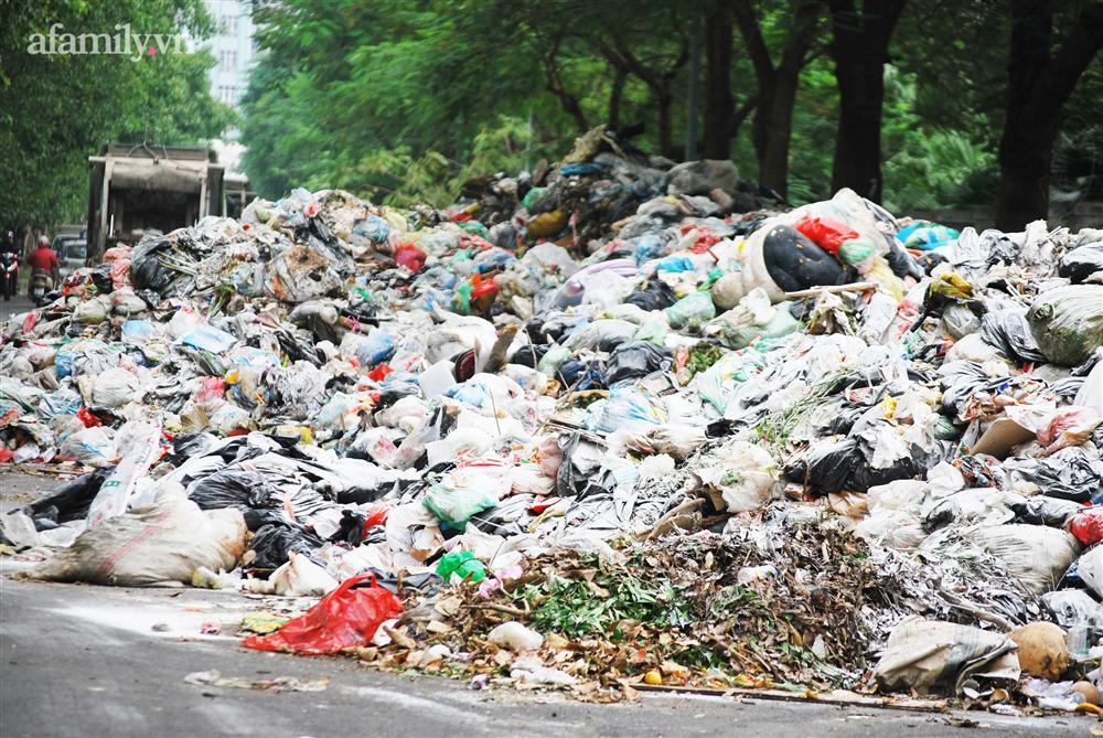 Hà Nội: Kinh hãi hàng loạt núi rác chất đống giữa phố bốc mùi hôi thối nồng nặc-1