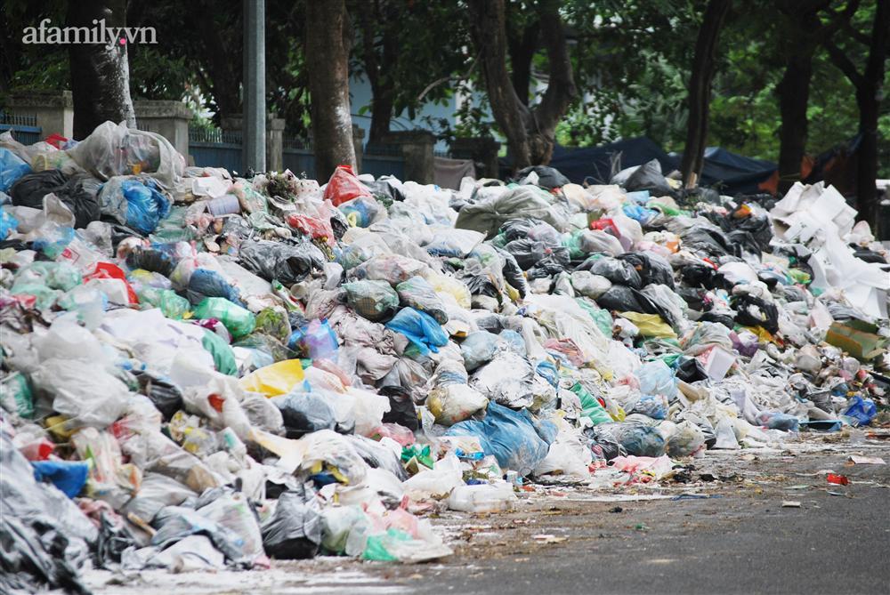 Hà Nội: Kinh hãi hàng loạt núi rác chất đống giữa phố bốc mùi hôi thối nồng nặc-2