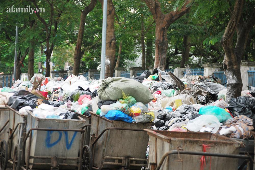 Hà Nội: Kinh hãi hàng loạt núi rác chất đống giữa phố bốc mùi hôi thối nồng nặc-3