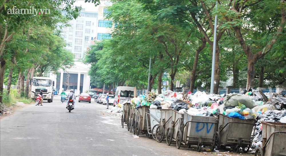 Hà Nội: Kinh hãi hàng loạt núi rác chất đống giữa phố bốc mùi hôi thối nồng nặc-4