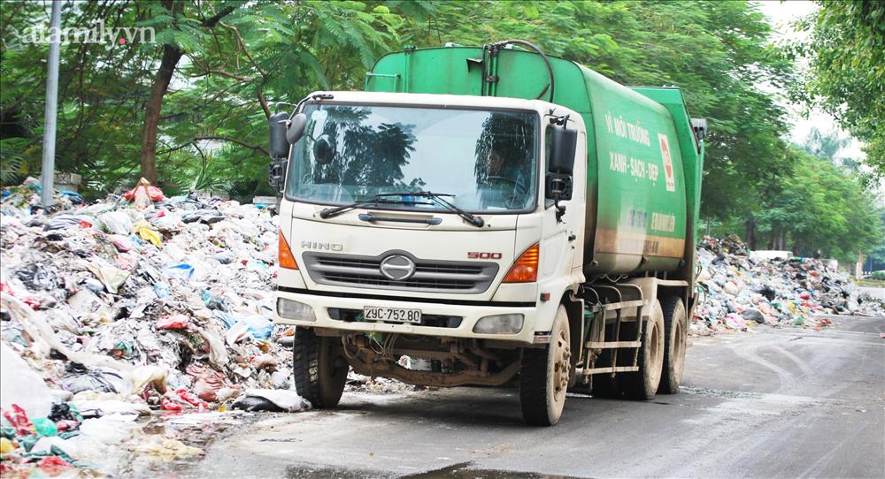 Hà Nội: Kinh hãi hàng loạt núi rác chất đống giữa phố bốc mùi hôi thối nồng nặc-5