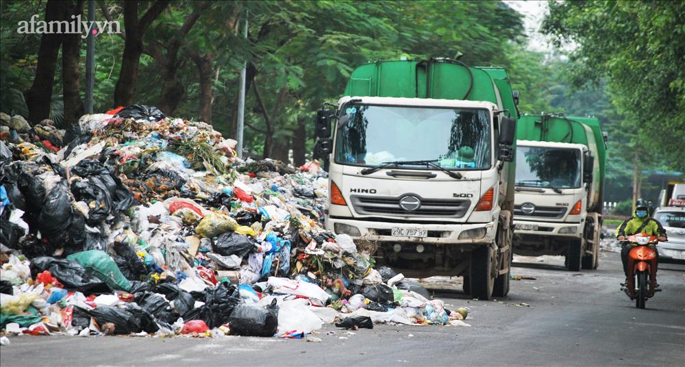 Hà Nội: Kinh hãi hàng loạt núi rác chất đống giữa phố bốc mùi hôi thối nồng nặc-6