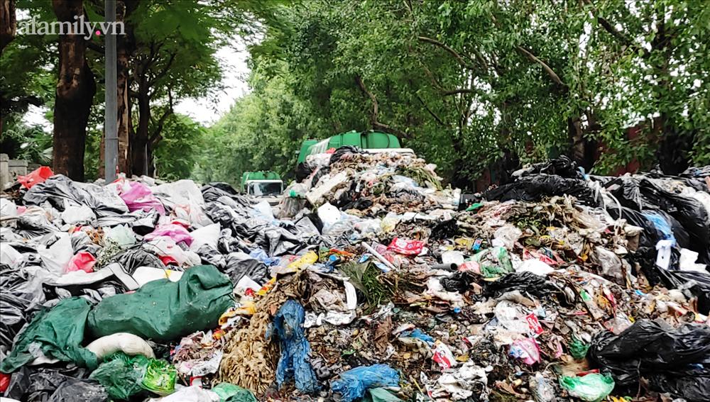 Hà Nội: Kinh hãi hàng loạt núi rác chất đống giữa phố bốc mùi hôi thối nồng nặc-7
