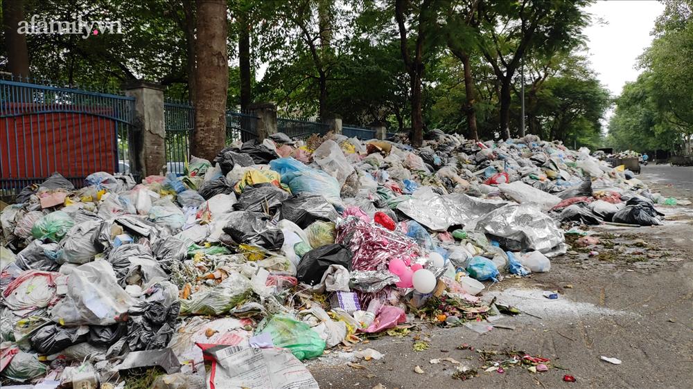 Hà Nội: Kinh hãi hàng loạt núi rác chất đống giữa phố bốc mùi hôi thối nồng nặc-8
