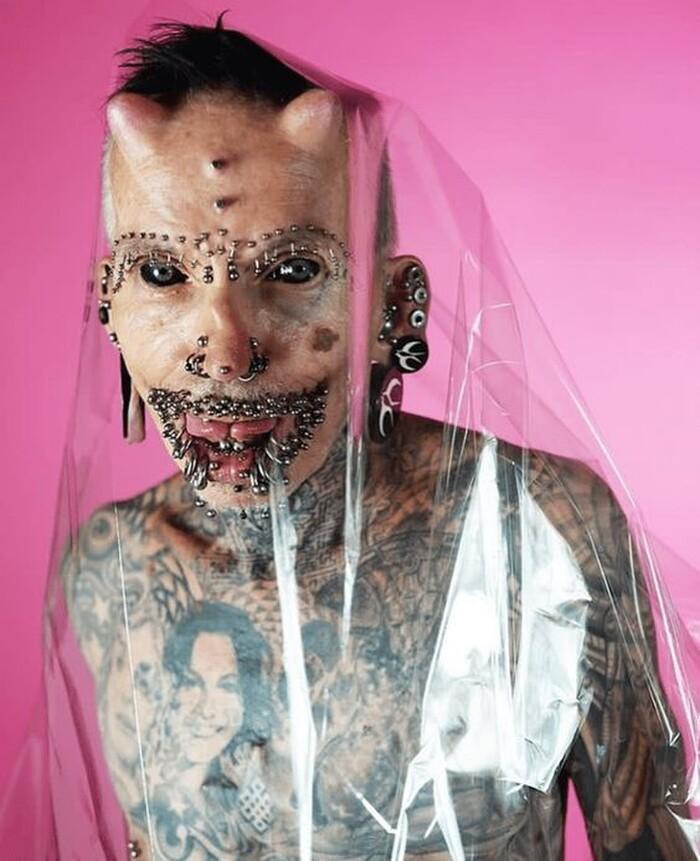 Dị nhân lập kỷ lục Guinness 516 lần chỉnh sửa từ xăm hình, xỏ khuyên đến cấy ghép sừng-2