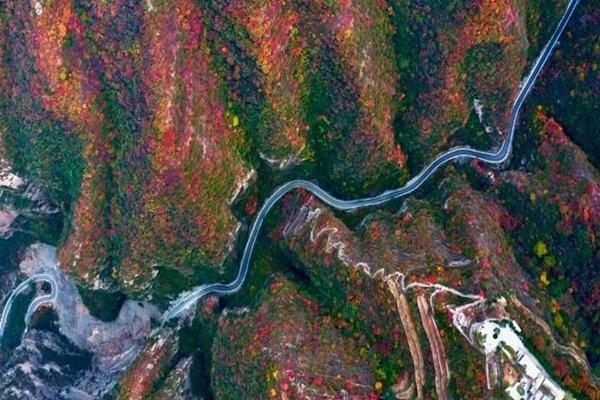 Ngọn núi ở Trung Quốc chìm trong tuyết trắng-1