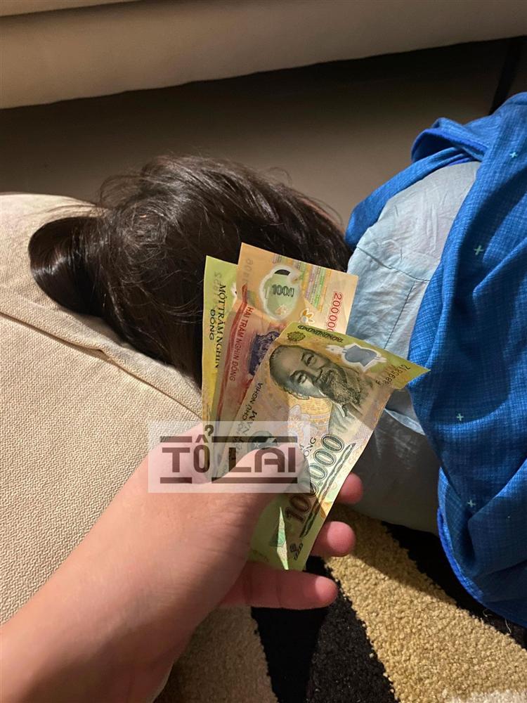 Ngày nào chồng cũng đưa tiền nhưng vợ không lấy và bí mật phía sau khiến hội anh em ngả nón-1