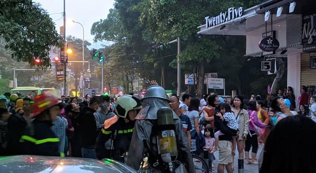 Sáng sớm, cháy lớn tại chung cư HH Linh Đàm, hàng nghìn người sợ hãi tháo chạy tán loạn-9