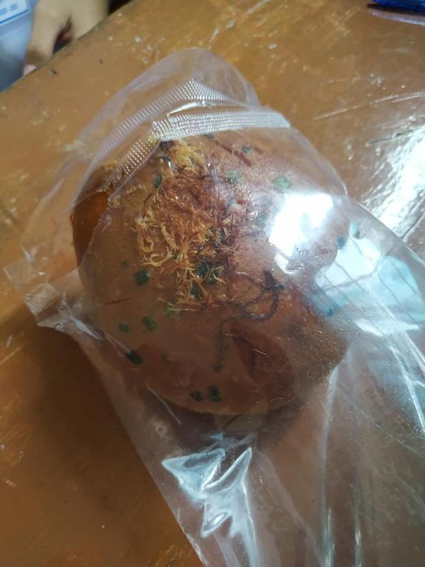 Nữ sinh hí hửng mua chiếc bánh 10 nghìn, cắn thử một miếng phát hiện sự thật đứng tim bên trong-1