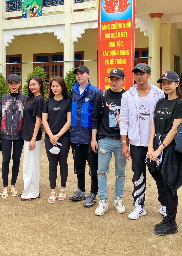 Ninh Dương Lan Ngọc - Chi Dân diện đồ đôi đi từ thiện miền Trung-3