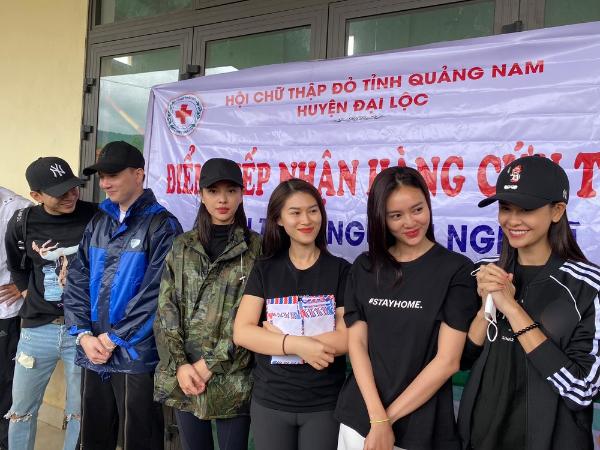 Ninh Dương Lan Ngọc - Chi Dân diện đồ đôi đi từ thiện miền Trung-4