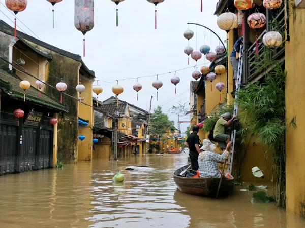 Hàng loạt địa điểm du lịch nổi tiếng miền Trung bị bủa vây trong nước lũ-5