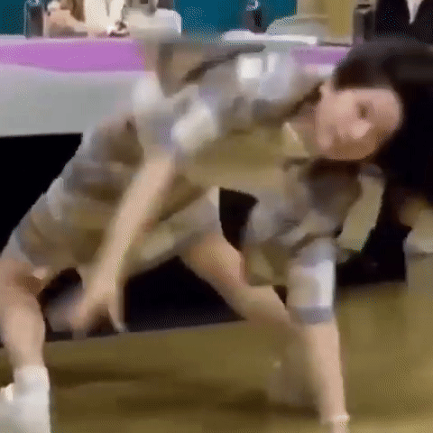 KHÓC THÉT: Dahyun TWICE uốn dẻo như phim kinh dị không cần kĩ xảo-3