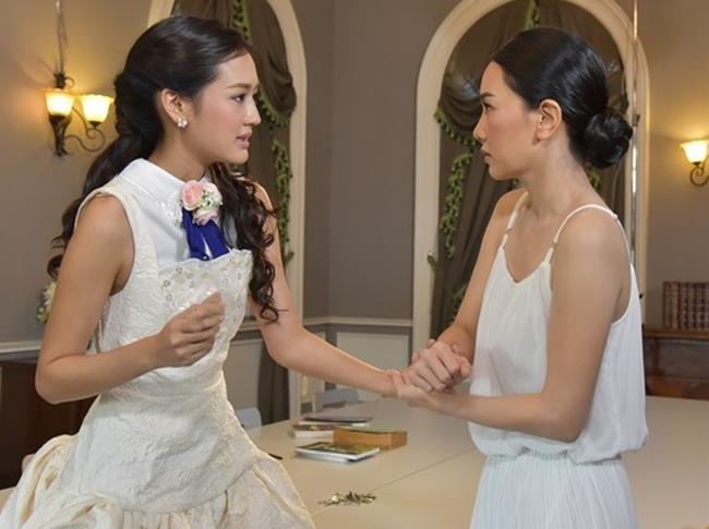 Trong ngày cưới, mẹ chồng dúi vào tay tôi một chùm chìa khóa khiến chồng thất thần-1