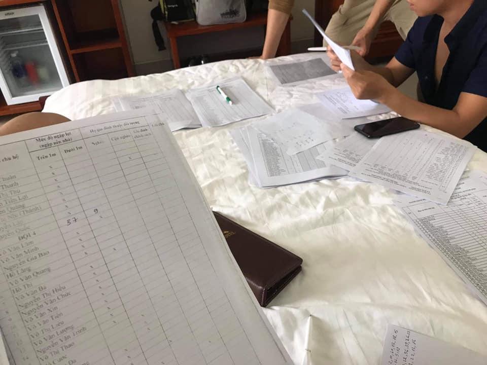 Thủy Tiên - Công Vinh trở lại miền Trung, rút đầy vali tiền mặt đi cứu trợ-3