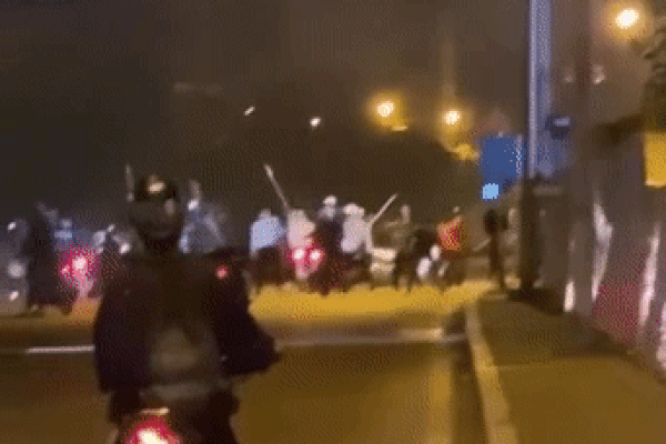 Clip: Nhóm người cầm gậy, choảng nhau trên phố gây kinh hãi