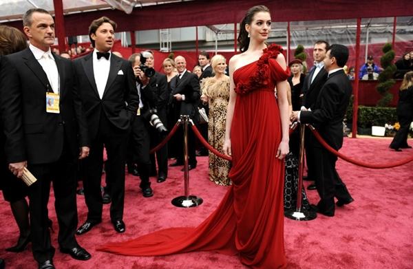 Anne Hathaway tỏa sáng rạng rỡ trong bộ đầm lệch vai của nhà mốt Marchesa tại Lễ trao giải Oscar 2008.