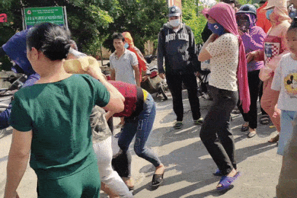 Clip: Người thân nữ sinh Học viện Ngân hàng ngất xỉu tại nơi tìm thấy thi thể-2