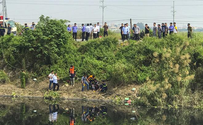 Clip: Người thân nữ sinh Học viện Ngân hàng ngất xỉu tại nơi tìm thấy thi thể-6