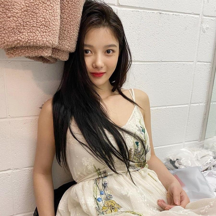 Hình ảnh mới nhất của Kim Yoo Jung trên Instagram nhận được nhiều sự chú ý của người hâm mộ. Nhan sắc xinh đẹp, ngày càng quyến rũ của sao nhí ngày nào nhận được vô số lời khen. Bên cạnh đó, Kim Yoo Jung cũng vừa chính thức trở thành thành viên trẻ nhất của ChildFund Korea’s Green Noble Club sau khi quyên tặng cho tổ chức này hơn 100 triệu won.