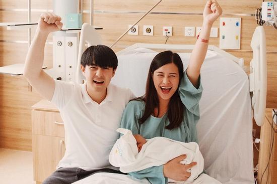 Con gái Đông Nhi - Ông Cao Thắng lộ diện, nhan sắc mẹ bỉm gây chú ý