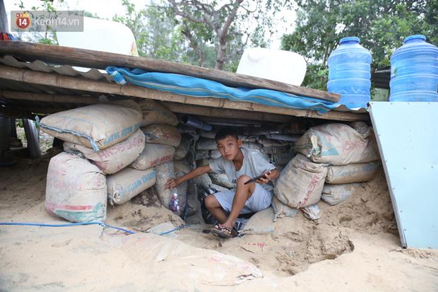 Người dân Quảng Nam đào hầm, đưa cả nhà xuống trú ẩn để tránh bão số 9-2