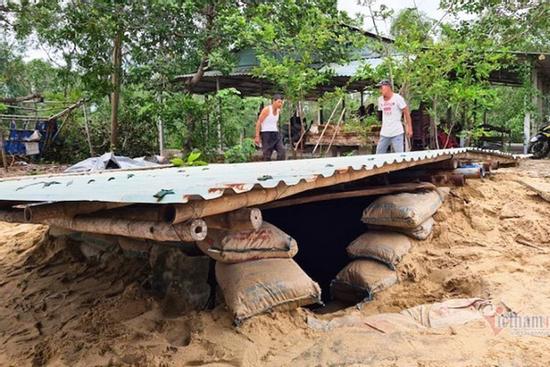 Bão số 9 giật cấp 17 áp sát, tàu cá bị đánh chìm, 12 ngư dân mất tích